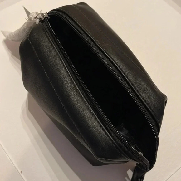 NWT Olivia Miller Heart toiletry/ make up bag - Picture 3 of 6